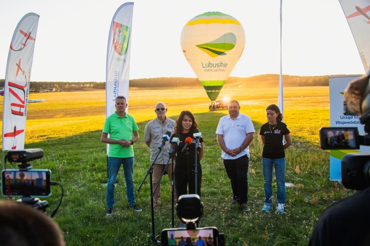 Konferencja prasowa na lotnisku Aeroklubu Ziemi Lubuskiej w locie (fot. Aeroklub Ziemi Lubuskiej) Konferencja prasowa na lotnisku Aeroklubu Ziemi Lubuskiej w locie (fot. Aeroklub Ziemi Lubuskiej)