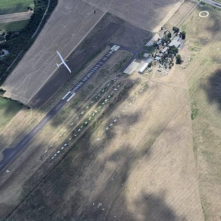 Lotnisko Békéscsaba na Węgrzech. Na asfaltowym pasie trwają starty (fot. Sebastian Kawa, Facebook)