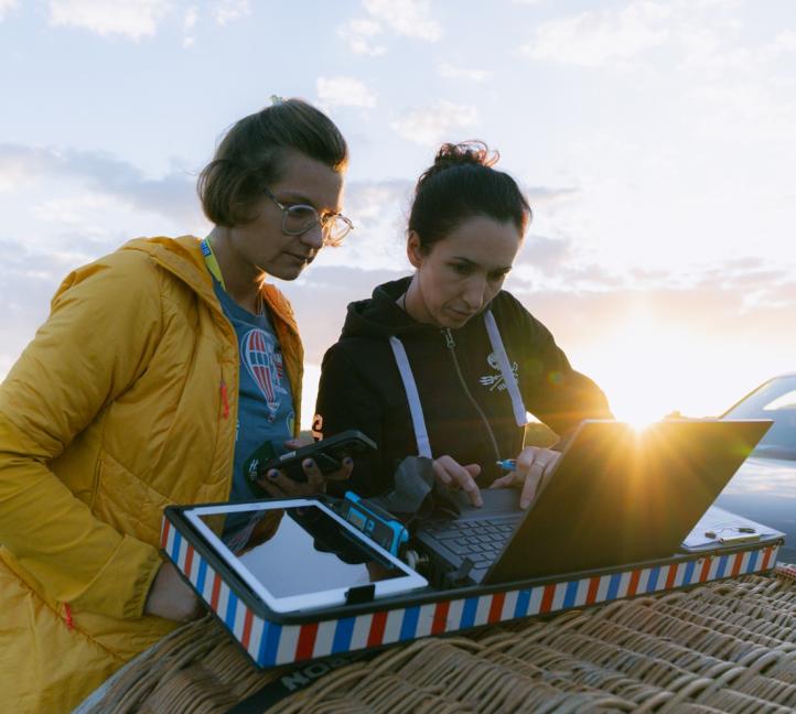 Planowanie o wschodzie słońca przed startem do sześciu zadań (fot. FAI)