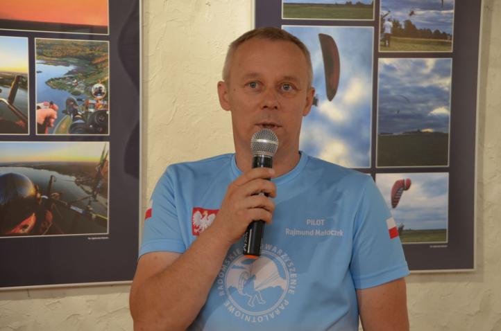 Rajmund Małoczek na wernisaż wystawy 'Piękna nasza Polska cała' (fot. Powiatowy Instytut Kultury)