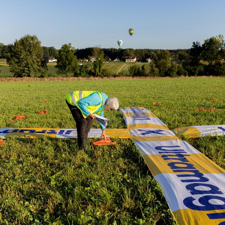 Sędzia sprawdza znaczniki na celu (fot. Florian Auer)