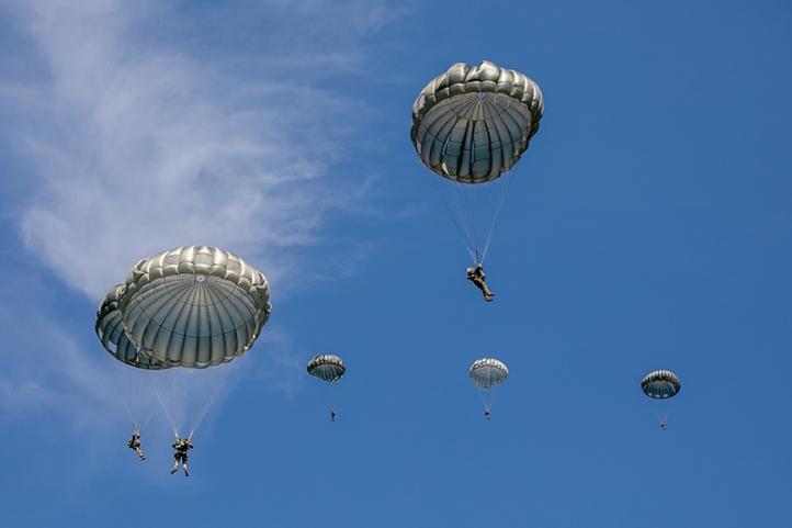 Skok instruktorów z 25 Brygady Kawalerii Powietrznej na międzynarodowych zawodach Leapfest w USA (fot. 25 BKPow)2