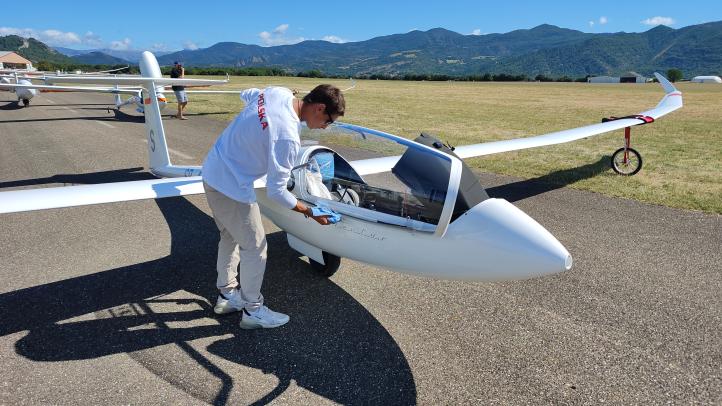 Stanisław Biela przy szybowcu Ventus 3TS (fot. Mateusz Syc)