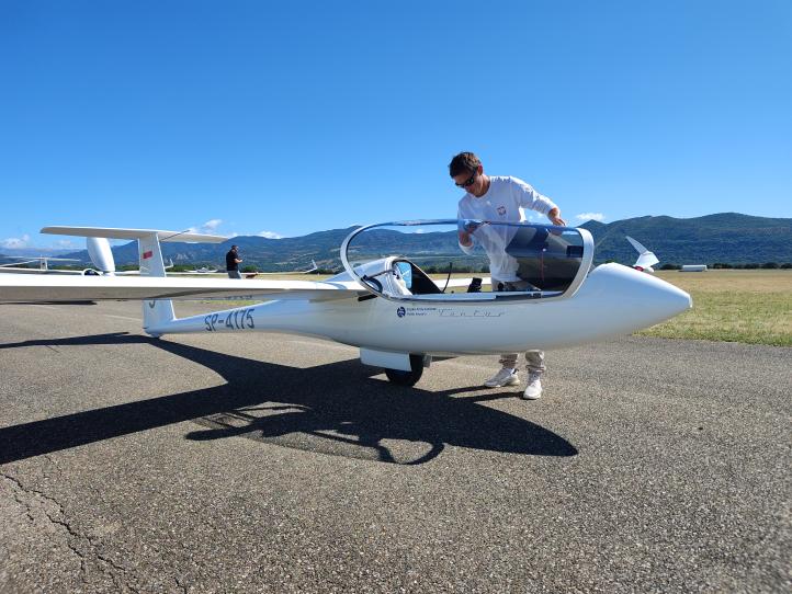 Stanisław Biela przy szybowcu Ventus 3TS (fot. Mateusz Syc)2