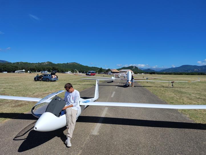 Stanisław Biela przy szybowcu Ventus 3TS (fot. Mateusz Syc)3