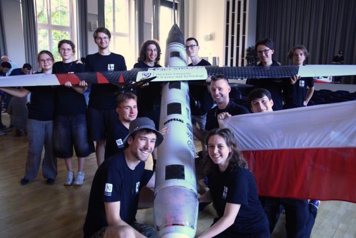 Studenci Akademickiego Klubu Lotniczego PWr na zawodach 'New Flying Competition' (fot. Akademicki Klub Lotniczy PWr)