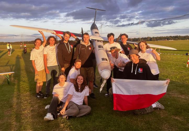 Studenci z Akademickiego Klubu Lotniczego PWr na zawodach 'New Flying Competition' (fot. Politechnika Wrocławska)