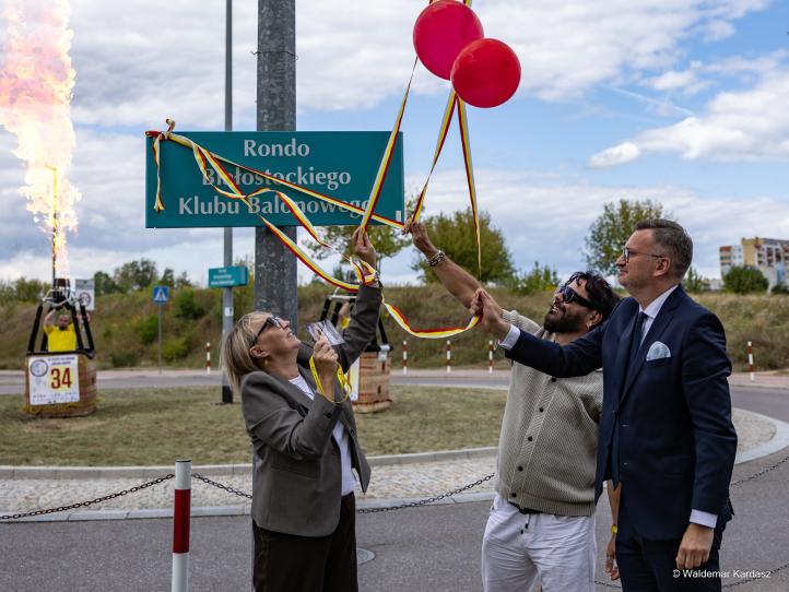 Uroczyste odsłonięcie tablicy z nazwą 'Rondo Białostockiego Klubu Balonowego' w Białymstoku (fot. bialystok.pl)
