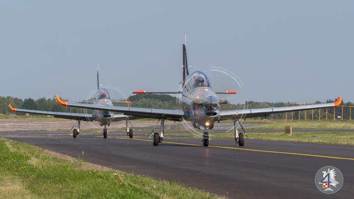 Zespół Akrobacyjny 'Orlik' - samoloty na lotnisku (fot. Mateusz Chodelski)
