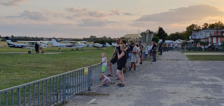 Zlot Pilotów UL Włocławek 2025 - goście na lotnisku (fot. Artur Caban)