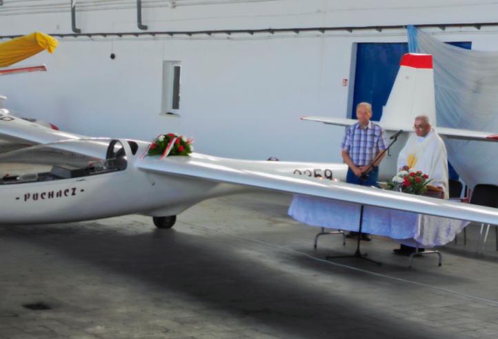 80-lecie Aeroklubu Podkarpackiego - uroczysta polowa Msza Święta w hangarze (fot. Zygmunt Bąk, KKSL)