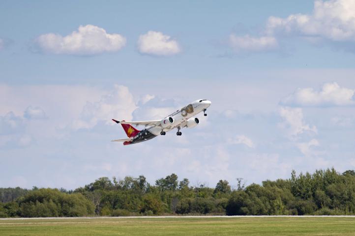 A220 w barwach Air Niugini - start (fot. Airbus)