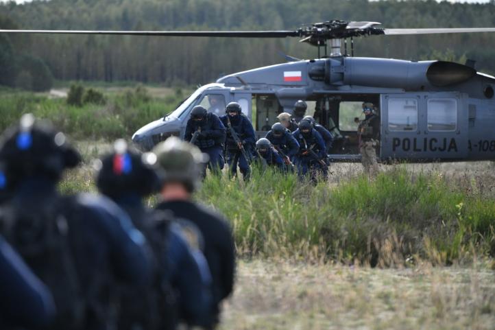 Akcja podczas ćwiczeń 'STAL 2025' z udziałem policyjnego Black Hawka (fot. Policja Podlaska)2