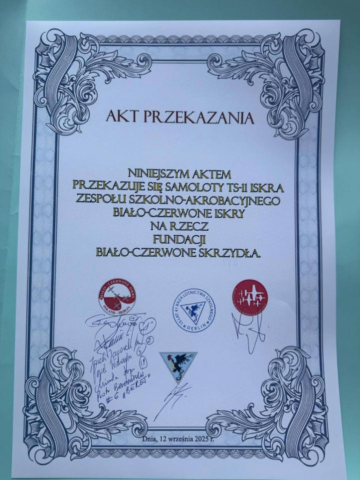 Akt przekazania samolotów TS-11 Iskra Zespołu Akrobacyjnego Biało-Czerwone Iskry na rzecz Fundacji Biało-Czerwone Skrzydła (fot. Fundacja Biało-Czerwone Skrzydła)