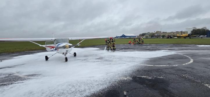 Awaryjne lądowanie samolotu w Piotrkowie Trybunalskim - ćwiczenia służb na lotnisku (fot. Aeroklub Ziemi Piotrkowskiej)2