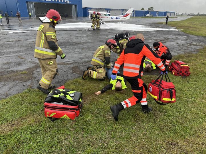 Awaryjne lądowanie samolotu w Piotrkowie Trybunalskim - ćwiczenia służb na lotnisku (fot. Aeroklub Ziemi Piotrkowskiej)3