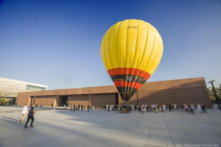 Balon przed siedzibą Muzeum Wojska Polskiego w warszawskiej Cytadeli (fot. Małgorzata Wasilewska)