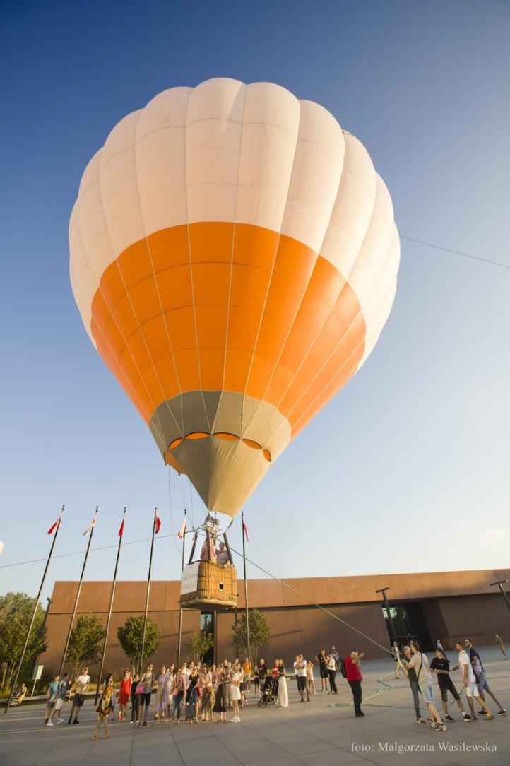 Balon wzbił się w powietrze sprzed nowej siedziby Muzeum Wojska Polskiego w warszawskiej Cytadeli (fot. Małgorzata Wasilewska)