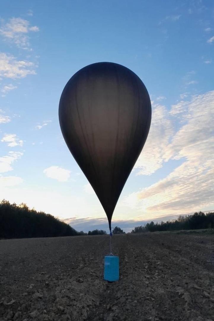 Balon z nielegalnymi papierosami (fot. strazgraniczna.pl) Balon z nielegalnymi papierosami (fot. strazgraniczna.pl)