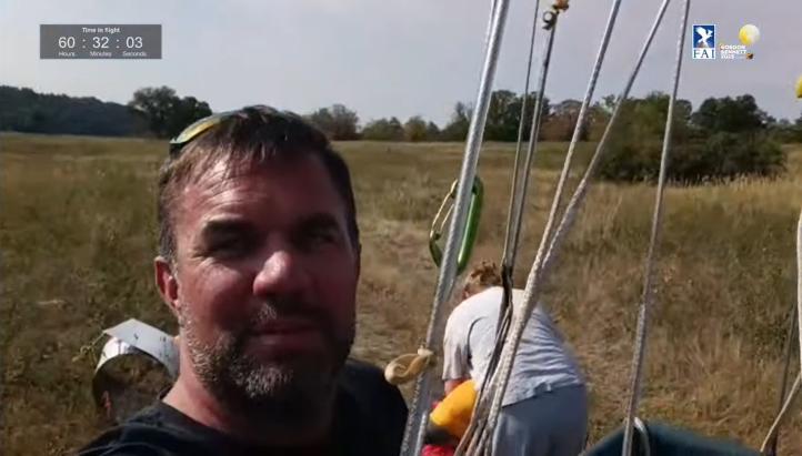 Christian Wagner i Stefanie Liller (AUT-2) wylądowali a południe od miejscowości Oradea w Rumunii (fot. Gordon Bennett TV)