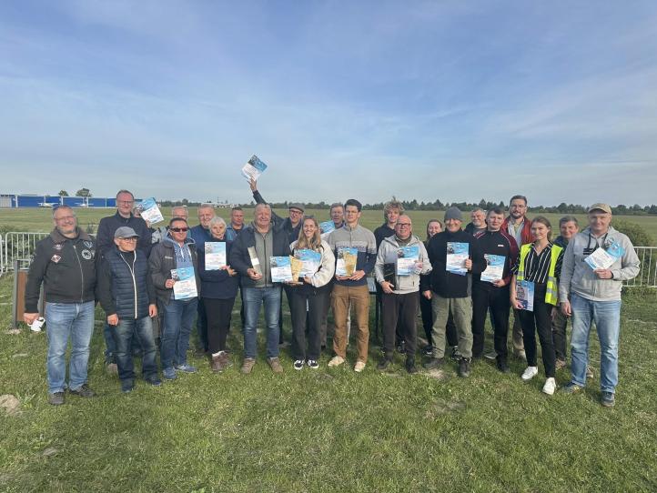 IV zawody na celność lądowania, połączone z rajdem nawigacyjnym im. Maćka Jaśkiewicza - uczestnicy (fot. Aeroklub Ziemi Piotrkowskiej)
