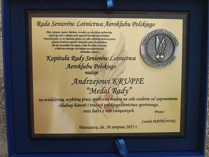 Kapituła Rady Seniorów Lotnictwa Aeroklubu Polskiego nadała 'Medal Rady' Andrzejowi Krupie (fot. Zygmunt Bąk, KKSL)