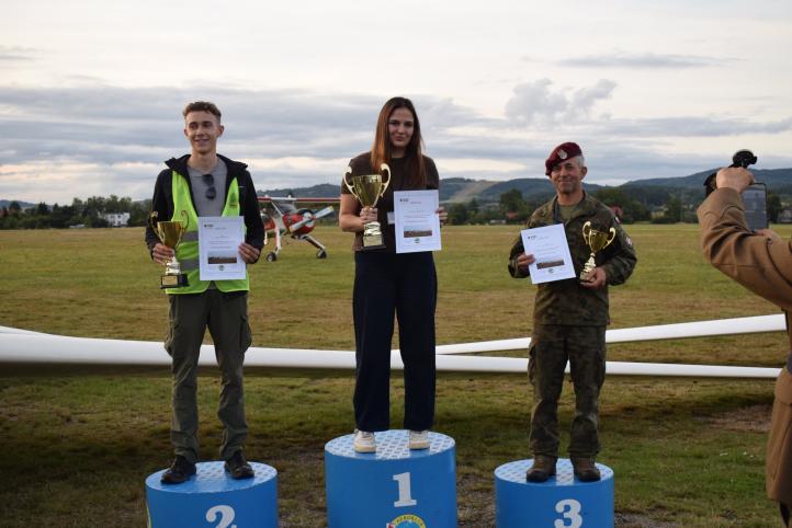 Memoriał im. Krzysztofa Kaczmarka - Zawody szybowcowe na celność lądowania 2025 - podium (fot. Aeroklub Jeleniogórski)