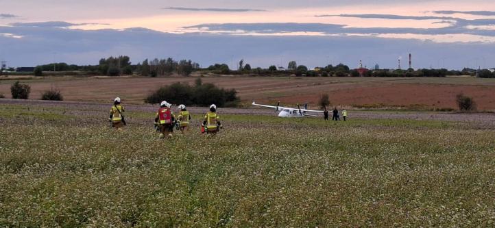 Miejsce awaryjnego lądowania samolotu Tecnam P2006T na polu pomiędzy Przyszowicami a Gliwicami (fot. Komenda Miejska Państwowej Straży Pożarnej w Gliwicach, Facebook)