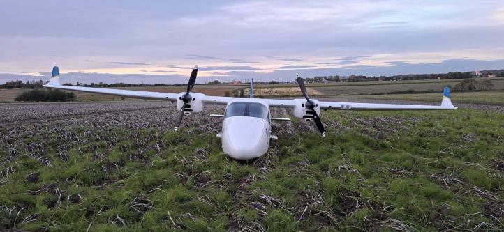 Miejsce awaryjnego lądowania samolotu Tecnam P2006T na polu pomiędzy Przyszowicami a Gliwicami (fot. Komenda Miejska Państwowej Straży Pożarnej w Gliwicach, Facebook)2