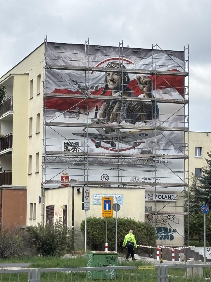 Mural Jana Zumbacha na Ursynowie z rusztowaniem (fot. Fundacja Polskie Niebo)2
