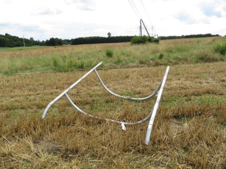 Oderwane podwozie płozowe śmigłowca Guimbal Cabri i złamany słup linii energetycznej (fot. PKBWL)