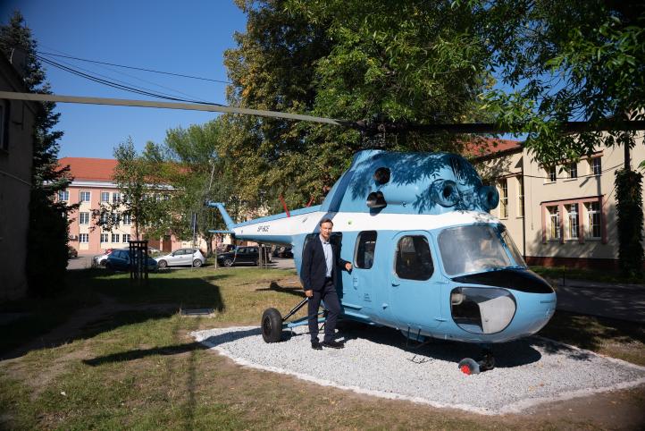 Odnowiony śmigłowiec Mi-2 w parku samolotowym LZN (fot. Collins Aerospace)2