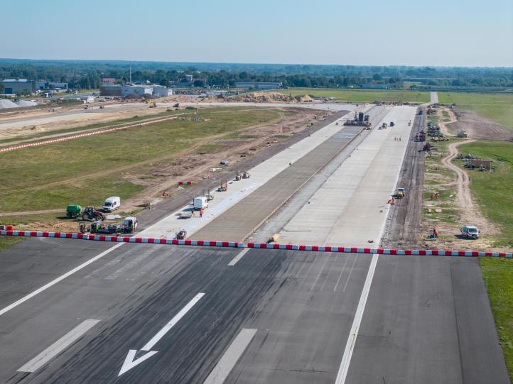 Ostatni etap przebudowy 700 metrowego odcinka drogi startowej (fot. Port Lotniczy Rzeszów-Jasionka)2