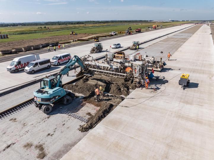 Ostatni etap przebudowy 700 metrowego odcinka drogi startowej (fot. Port Lotniczy Rzeszów-Jasionka)3