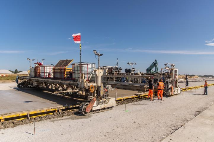 Ostatni etap przebudowy 700 metrowego odcinka drogi startowej (fot. Port Lotniczy Rzeszów-Jasionka)4