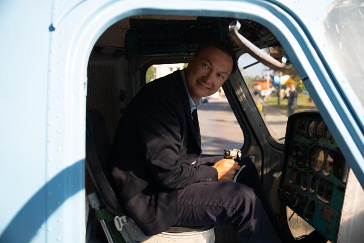 Paweł Wielgoś, Dyrektor ds. Technicznych w Collins Aerospace Wrocław, w odnowionym śmigłowcu Mi-2 (fot. Collins Aerospace)