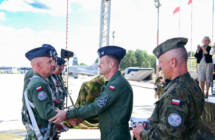Piloci podczas pożegnania samolotów Su-22 (fot. Dowództwo Generalne Rodzajów Sił Zbrojnych) Piloci podczas pożegnania samolotów Su-22 (fot. Dowództwo Generalne Rodzajów Sił Zbrojnych)