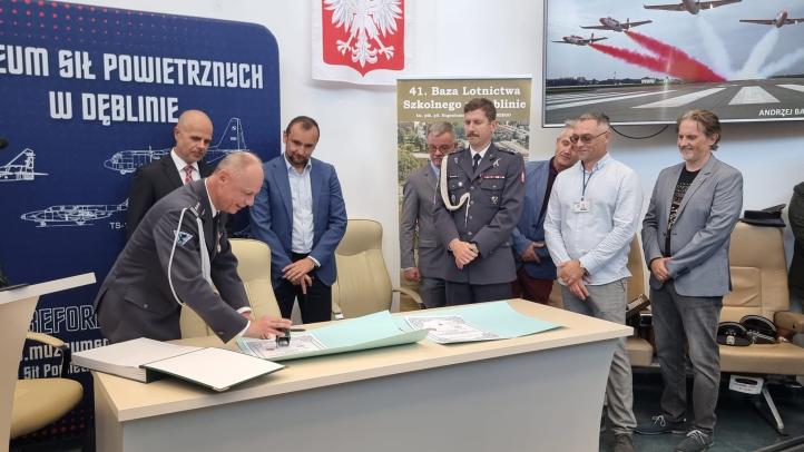 Podpisanie aktu przekazania samolotów TS-11 Iskra Zespołu Akrobacyjnego Biało-Czerwone Iskry na rzecz Fundacji Biało-Czerwone Skrzydła (fot. 41 Baza Lotnictwa Szkolnego)