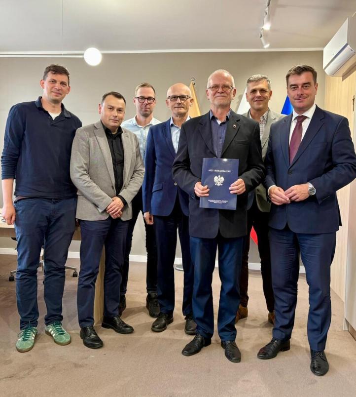 Podpisano akt notarialny wieczystego użytkowania Lotniska Leszno przez miasto Leszno (fot. Urząd Miasta Leszna)