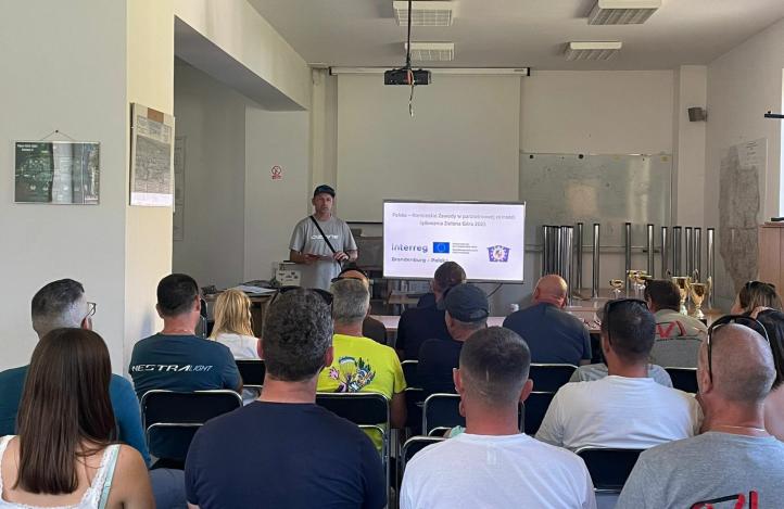 Polsko-Niemieckie Zawody Paralotniowe - wykład Roberta Bernata (fot. Aeroklub Ziemi Lubuskiej)