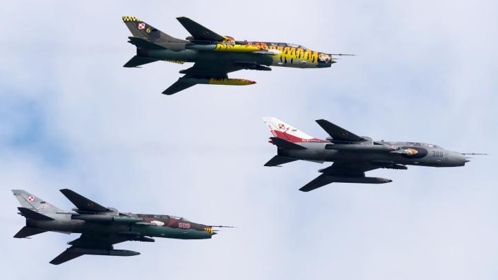 Przelot grupy trzech samolotów Su-22 (fot. Dowództwo Generalne Rodzajów Sił Zbrojnych) Przelot grupy trzech samolotów Su-22 (fot. Dowództwo Generalne Rodzajów Sił Zbrojnych)