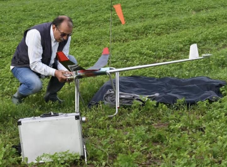 Roman Czerwiński z modelem (fot. Łukasz Głamowski)