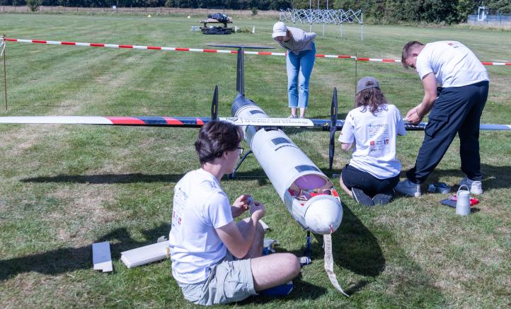 Studenci z Akademickiego Klubu Lotniczego PWr na zawodach 'New Flying Competition' (fot. Akademicki Klub Lotniczy PWr)