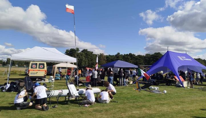 Studenci z Akademickiego Klubu Lotniczego PWr na zawodach 'New Flying Competition' (fot. Akademicki Klub Lotniczy PWr)2