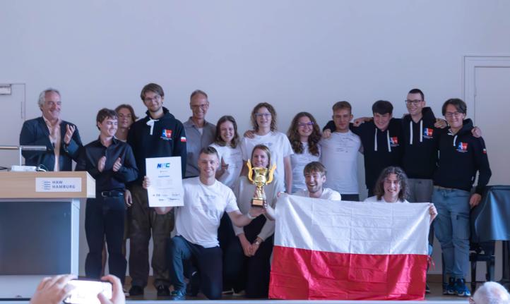 Studenci z Akademickiego Klubu Lotniczego PWr z nagrodą z zawodów 'New Flying Competition' (fot. Akademicki Klub Lotniczy PWr)