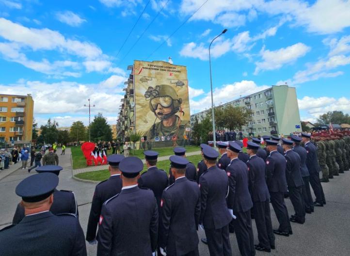 Uroczyste odsłonięcie muralu upamiętniającego 1 Dywizjon Lotniczy z Leźnicy Wielkiej (fot. Urząd Miejski w Łęczycy)