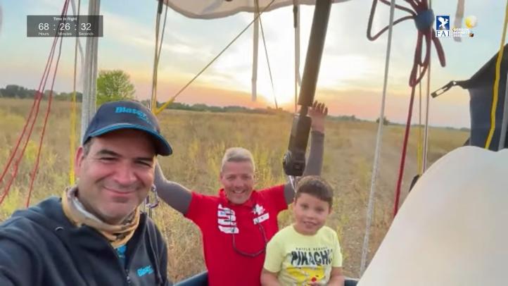 Załoga SUI-1 w składzie Kurt Fneden i Pascal Witpraechtiger po lądowaniu (fot. Gordon Bennett TV)