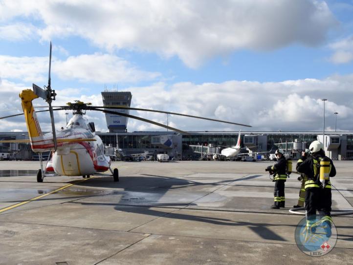 Ćwiczenia służb odpowiedzialnych za bezpieczeństwo operacji lotniczych w Wojskowym Porcie Lotniczym w Warszawie (fot. 1 Baza Lotnictwa Transportowego)2