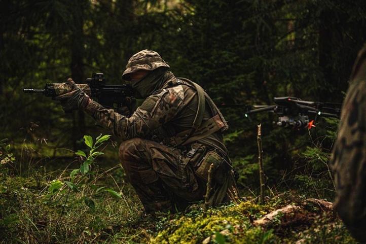 Żołnierz testuje nowy system dronowy (fot. MON)2