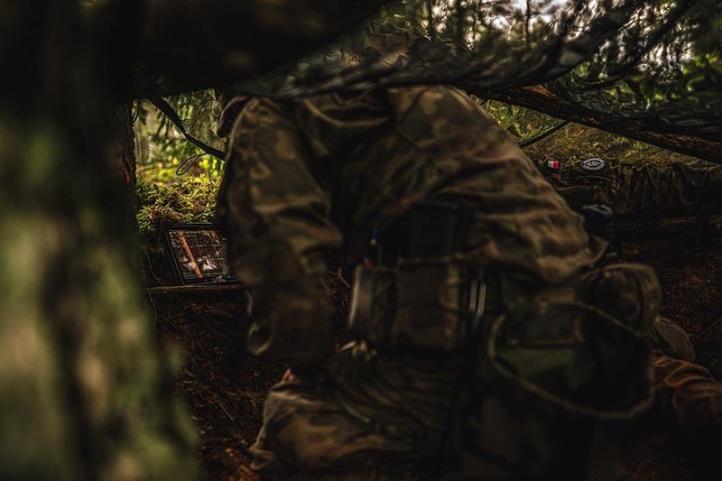 Żołnierz testuje nowy system dronowy (fot. MON)3